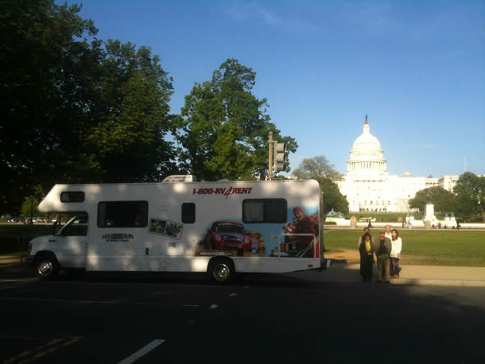旅の後半、ワシントンD.C.にあるアメリカ合衆国議会議事堂とキャンピングカー（モーターホーム）をバックにしたショット！